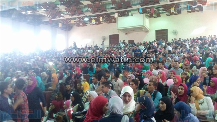 بالفيديو والصور..«آيه عبد الله» تغني بكلية تجارة القاهرة