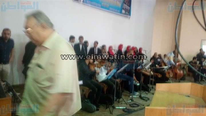 بالفيديو والصور..«آيه عبد الله» تغني بكلية تجارة القاهرة