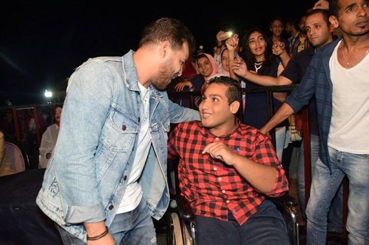 بالصور.. شاب يتحدى إعاقته من أجل «محمد رشاد»