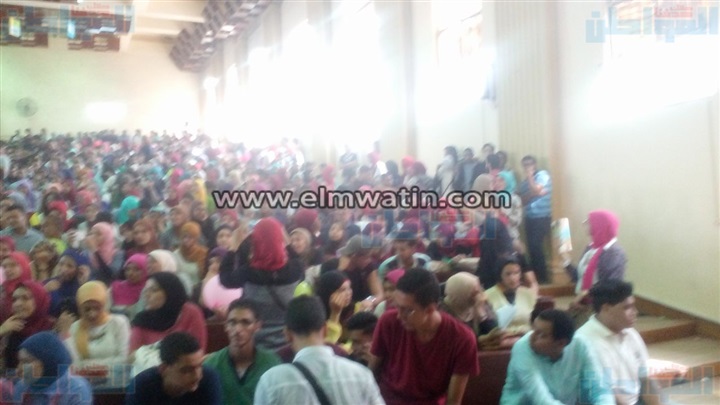 بالفيديو والصور..«آيه عبد الله» تغني بكلية تجارة القاهرة