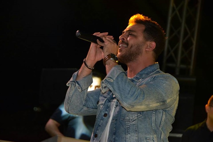 بالصور.. شاب يتحدى إعاقته من أجل «محمد رشاد»