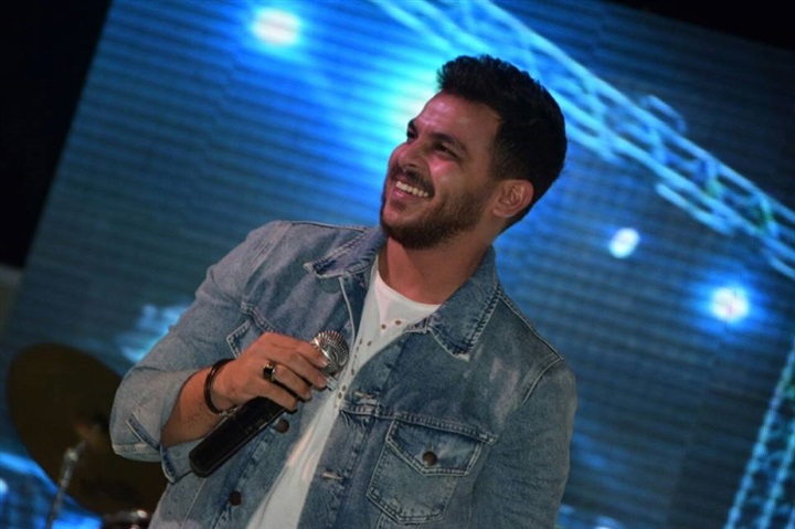 بالصور.. شاب يتحدى إعاقته من أجل «محمد رشاد»