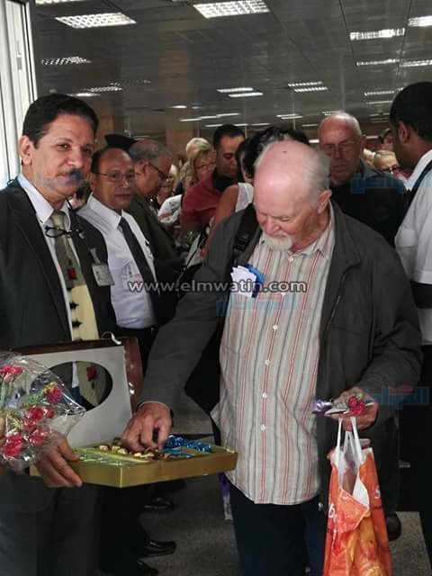 بالصور.. مطار الأقصر يستقبل 145 راكبا انجلزيًا بـ«الورود»