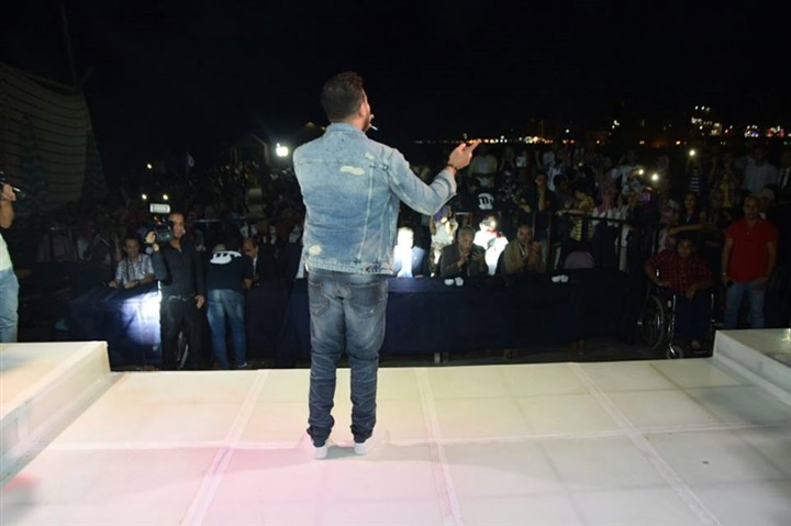 بالصور.. شاب يتحدى إعاقته من أجل «محمد رشاد»