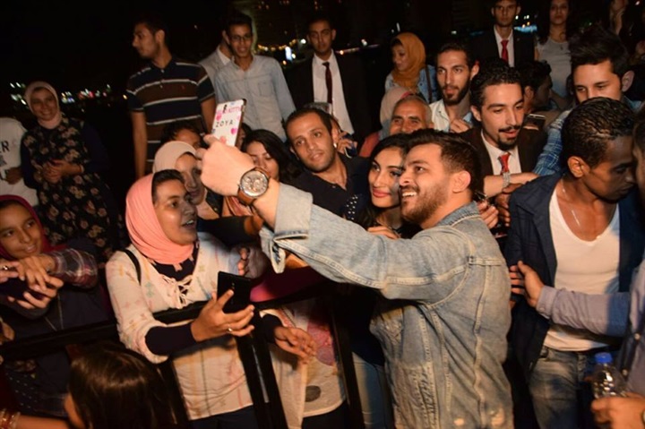 بالصور.. شاب يتحدى إعاقته من أجل «محمد رشاد»