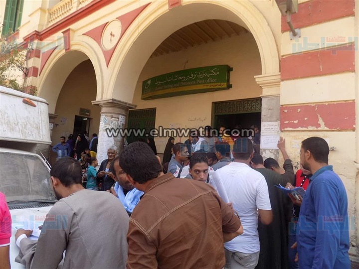 بالصور.. تكدس أمام مكاتب بريد أسيوط للتقديم لوظائف شركة المياه