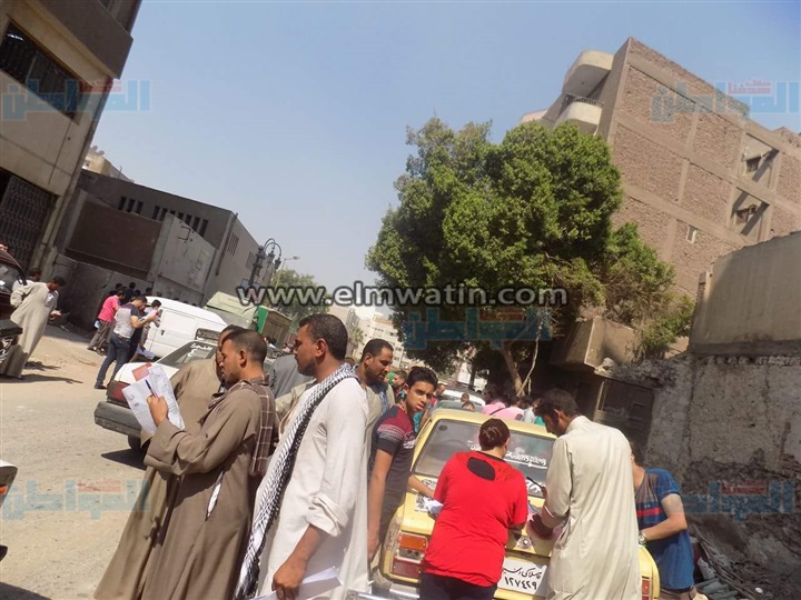 بالصور.. تكدس أمام مكاتب بريد أسيوط للتقديم لوظائف شركة المياه