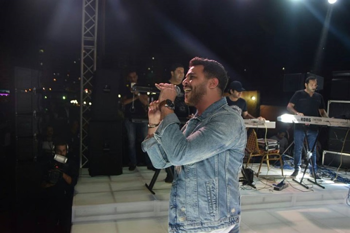 بالصور.. شاب يتحدى إعاقته من أجل «محمد رشاد»