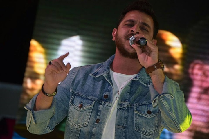 بالصور.. شاب يتحدى إعاقته من أجل «محمد رشاد»