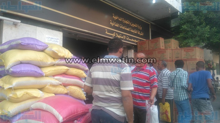 بالصور.. زحام بمجمع الفلكي.. والسكر ينفذ بعد أقل من ساعة