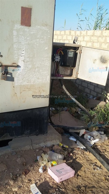 بالصور.. «كشك» كهرباء يهدد حياة تلاميذ مدرسة بالوادي الجديد