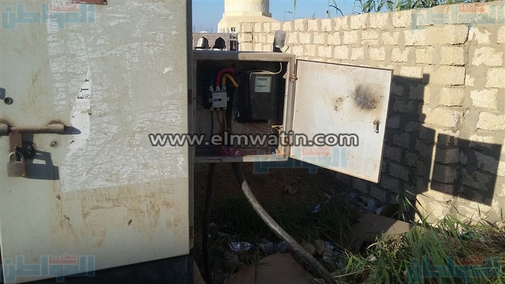 بالصور.. «كشك» كهرباء يهدد حياة تلاميذ مدرسة بالوادي الجديد