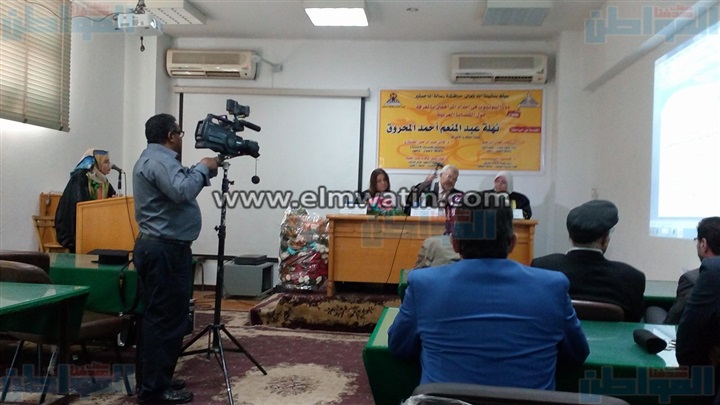 بالصور.. باحثة في رسالة ماجستير:"اليوتيوب" مصدر المراهقين لقضايا السياسة 