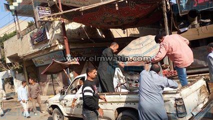 بالصور.. حملة لإزالة الإشغالات بشارعي "الجيش والتحرير" بالشرقية