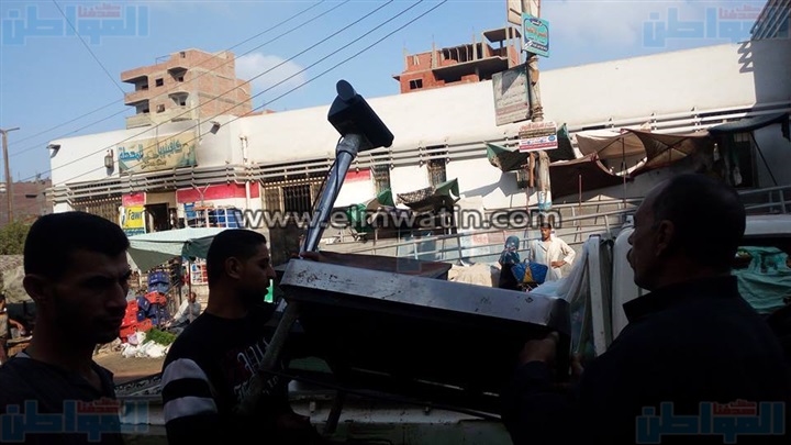 بالصور.. حملة لإزالة الإشغالات بشارعي "الجيش والتحرير" بالشرقية