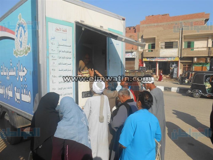 بالصور.. القوات المسلحة توزع لحومًا في أسيوط بـ34 جنيهًا