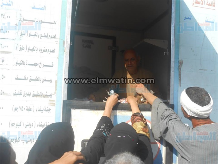 بالصور.. القوات المسلحة توزع لحومًا في أسيوط بـ34 جنيهًا
