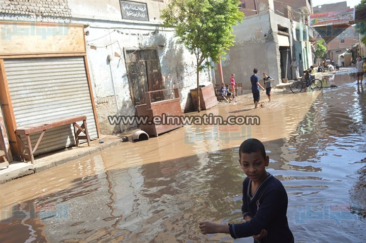 بالصور.. غرق منازل "القيسارية" بعد انفجار ماسورة مياه في أسيوط