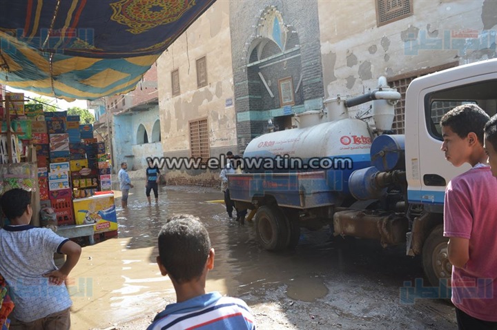 بالصور.. الدفع بسيارات كسح لسحب المياه من منطقة «القيسارية» بأسيوط