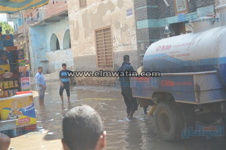 بالصور.. الدفع بسيارات كسح لسحب المياه من منطقة «القيسارية» بأسيوط