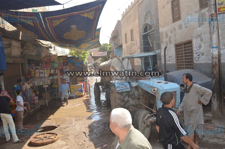 بالصور.. الدفع بسيارات كسح لسحب المياه من منطقة «القيسارية» بأسيوط