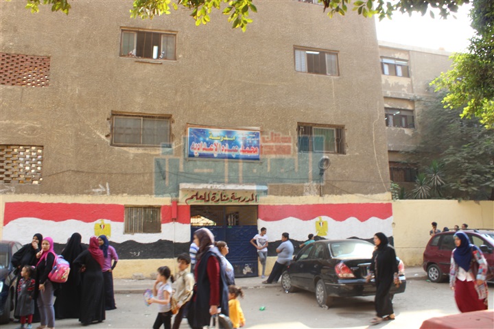 بالفيديو والصور.. والدة مصور دهس معلمة لرقبة طالب:"ابني مش غلطان.. نشر الحقيقة وخايفة عليه".. أطفال المدرسة: "كان ممكن تنزله للمدير"