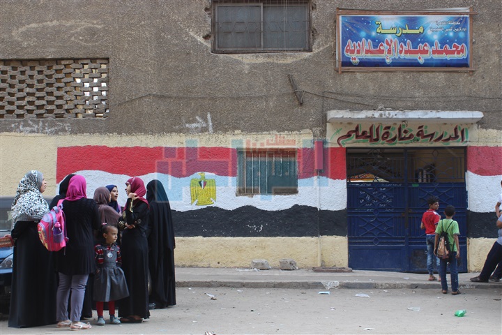 بالفيديو والصور.. والدة مصور دهس معلمة لرقبة طالب:"ابني مش غلطان.. نشر الحقيقة وخايفة عليه".. أطفال المدرسة: "كان ممكن تنزله للمدير"