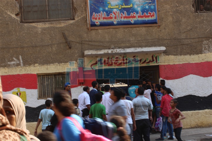 بالفيديو والصور.. والدة مصور دهس معلمة لرقبة طالب:"ابني مش غلطان.. نشر الحقيقة وخايفة عليه".. أطفال المدرسة: "كان ممكن تنزله للمدير"