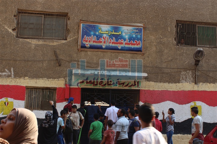 بالفيديو والصور.. والدة مصور دهس معلمة لرقبة طالب:"ابني مش غلطان.. نشر الحقيقة وخايفة عليه".. أطفال المدرسة: "كان ممكن تنزله للمدير"