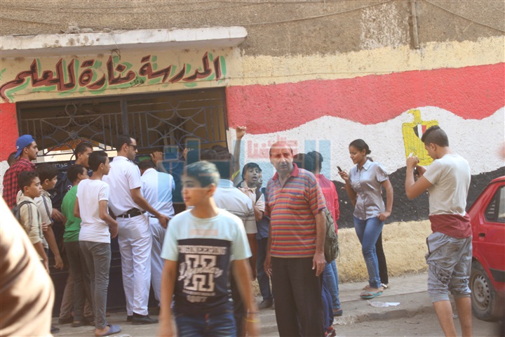 بالفيديو والصور.. والدة مصور دهس معلمة لرقبة طالب:"ابني مش غلطان.. نشر الحقيقة وخايفة عليه".. أطفال المدرسة: "كان ممكن تنزله للمدير"
