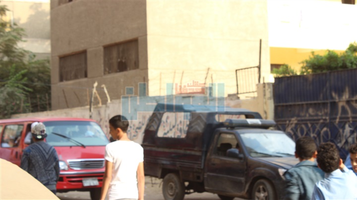 بالفيديو والصور.. والدة مصور دهس معلمة لرقبة طالب:"ابني مش غلطان.. نشر الحقيقة وخايفة عليه".. أطفال المدرسة: "كان ممكن تنزله للمدير"