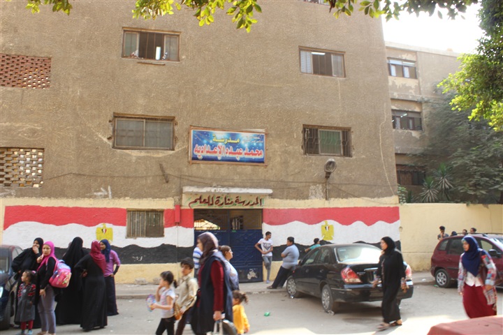 بالفيديو والصور.. والدة مصور دهس معلمة لرقبة طالب:"ابني مش غلطان.. نشر الحقيقة وخايفة عليه".. أطفال المدرسة: "كان ممكن تنزله للمدير"