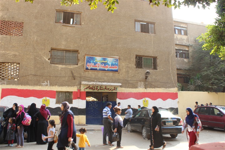 بالفيديو والصور.. والدة مصور دهس معلمة لرقبة طالب:"ابني مش غلطان.. نشر الحقيقة وخايفة عليه".. أطفال المدرسة: "كان ممكن تنزله للمدير"