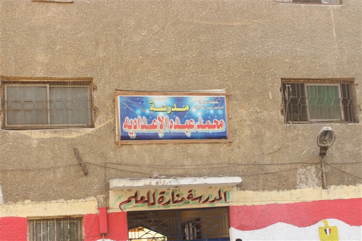 بالفيديو والصور.. والدة مصور دهس معلمة لرقبة طالب:"ابني مش غلطان.. نشر الحقيقة وخايفة عليه".. أطفال المدرسة: "كان ممكن تنزله للمدير"