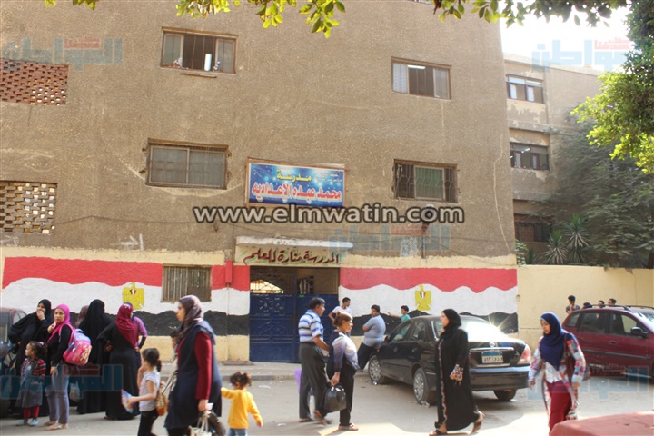 بالفيديو والصور.. والدة مصور دهس معلمة لرقبة طالب:"ابني مش غلطان.. نشر الحقيقة وخايفة عليه".. أطفال المدرسة: "كان ممكن تنزله للمدير"