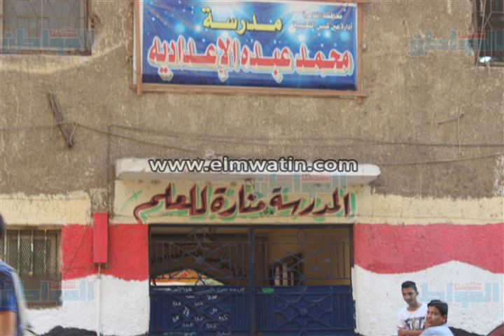 بالفيديو والصور.. والدة مصور دهس معلمة لرقبة طالب:"ابني مش غلطان.. نشر الحقيقة وخايفة عليه".. أطفال المدرسة: "كان ممكن تنزله للمدير"
