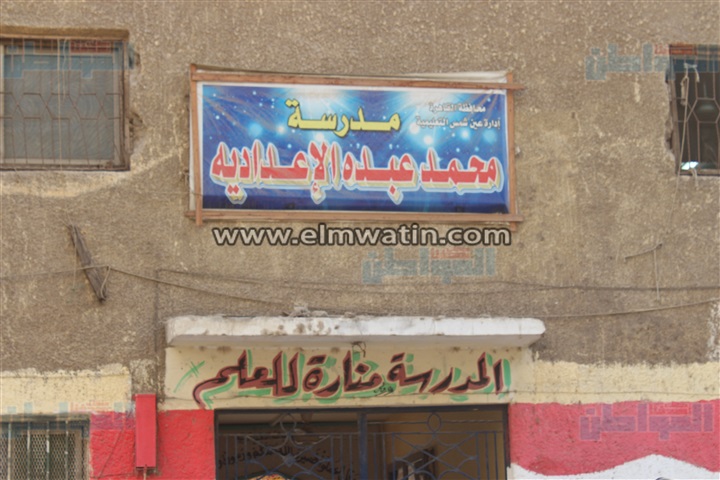 بالفيديو والصور.. والدة مصور دهس معلمة لرقبة طالب:"ابني مش غلطان.. نشر الحقيقة وخايفة عليه".. أطفال المدرسة: "كان ممكن تنزله للمدير"