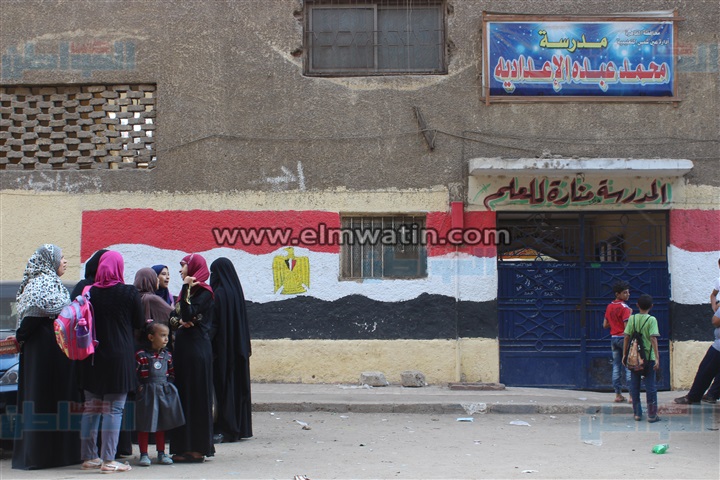بالفيديو والصور.. والدة مصور دهس معلمة لرقبة طالب:"ابني مش غلطان.. نشر الحقيقة وخايفة عليه".. أطفال المدرسة: "كان ممكن تنزله للمدير"