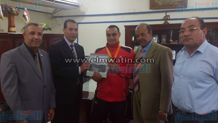 بالصور.. تكريم لاعب "الكرة الطائرة جلوس" في بني سويف