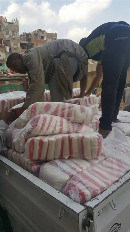 بالصور..ضبط تاجر وصاحب محل بحوزتهم 2.5 طن سكر تموينى بحلوان 