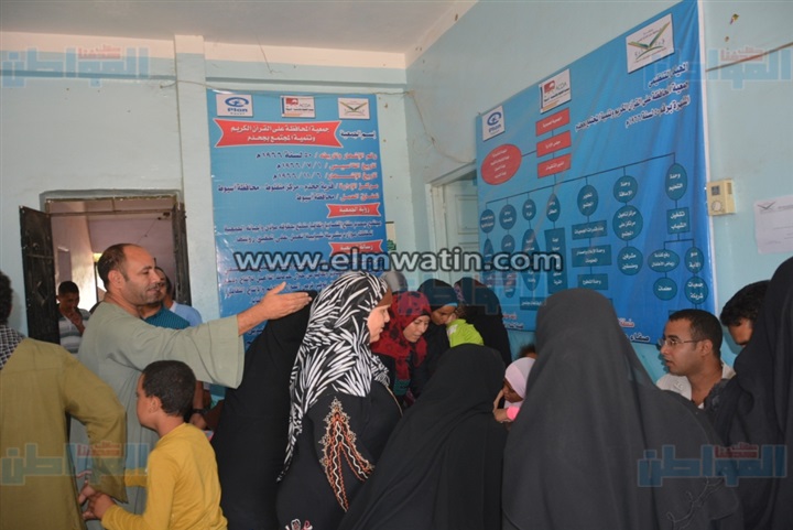 بالصور.. قافلة طبية لمعالجة الغير قادرين بقرى أسيوط