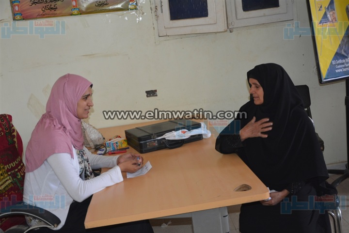 بالصور.. قافلة طبية لمعالجة الغير قادرين بقرى أسيوط