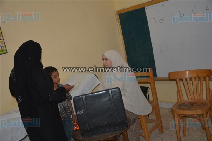 بالصور.. قافلة طبية لمعالجة الغير قادرين بقرى أسيوط