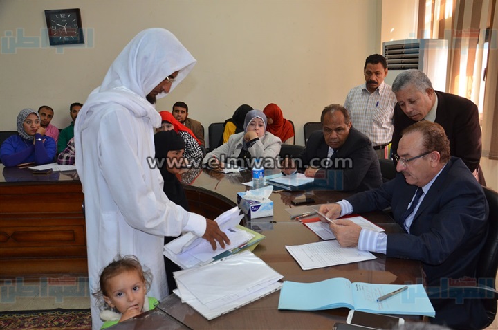 بالصور.. محافظ بني سويف يبحث مشاكل المواطنين ويوجه بحلها 