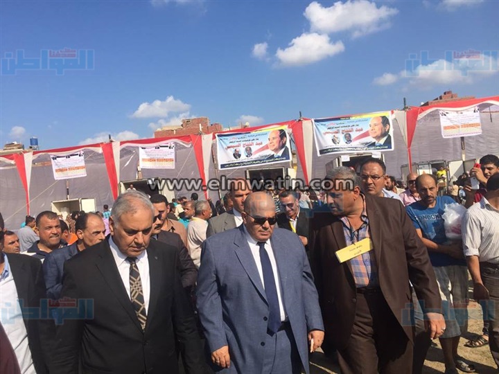 بالصور.. أهالي منية النصر في الدقهلية يتوافدون على حملة محاربة الغلاء 