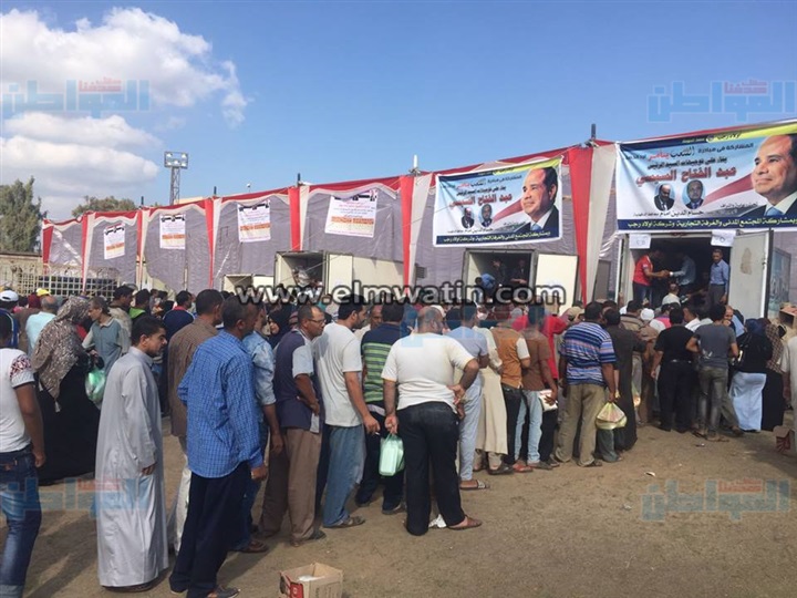 بالصور.. أهالي منية النصر في الدقهلية يتوافدون على حملة محاربة الغلاء 