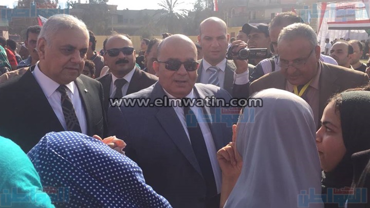 بالصور.. أهالي منية النصر في الدقهلية يتوافدون على حملة محاربة الغلاء 