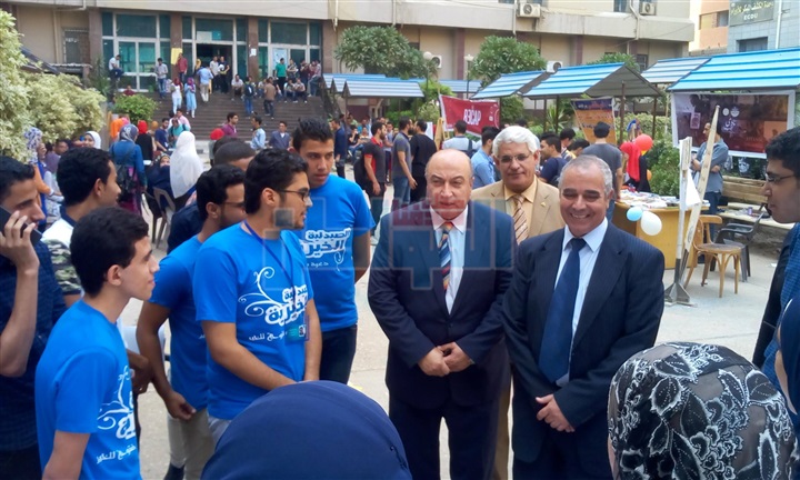 بالصور.. نائب رئيس جامعة بنها يتفقد كلية الطب
