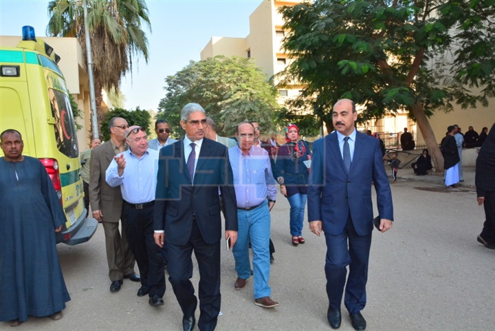 بالفيديو.. رئيس جامعة أسيوط يزور مستشفى الأقصر الدولي