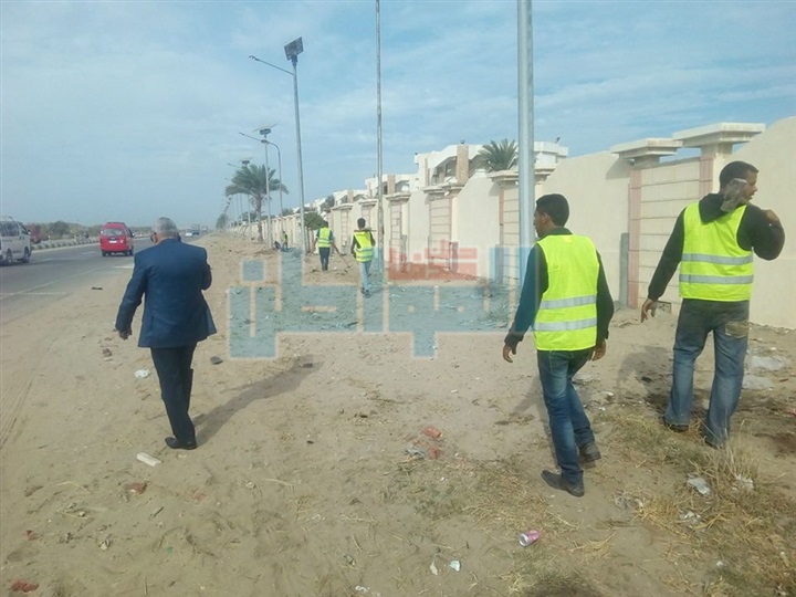 بالصور.. بدء التمهيد لزراعة 85 عمود جديد بطريق "بورسعيد-دمياط"